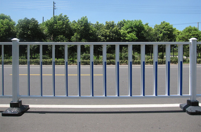 馬路護欄生銹與單片欄桿拆卸 結構解析與維護制造探討